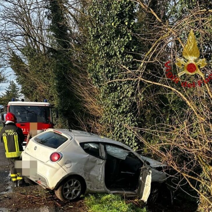 Cane intrappolato in un’auto uscita di strada a Belgioioso: soccorso dai Vigili del Fuoco