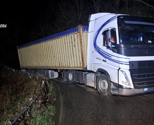 Camion fuori strada a Garbagna: nessun ferito ma circolazione interrotta