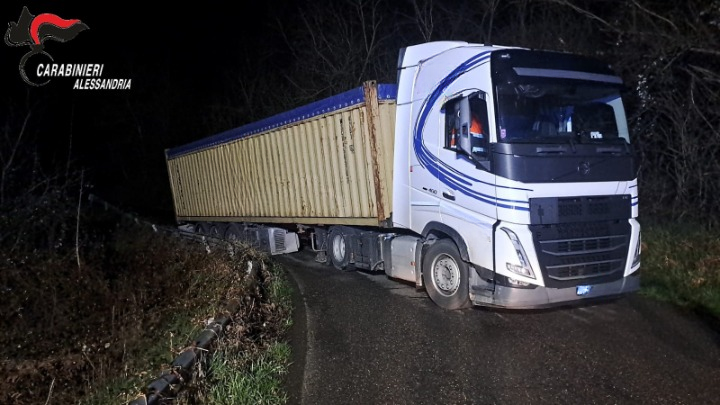 Camion fuori strada a Garbagna: nessun ferito ma circolazione interrotta