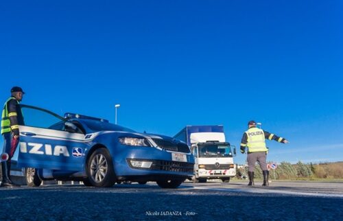 Nascosti in un camion per andare in Francia ma arrivano in Italia: denunciati dalla Polizia Stradale