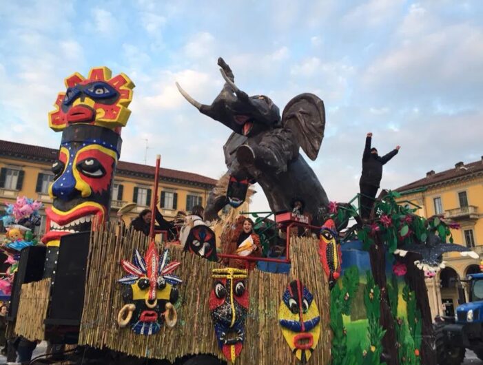 Lo stop del carro non ferma “Il paese del Carnevale”. Sezzadio sfila a piedi e racconta 20 anni di Carnevali