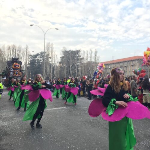 Carri e gruppi in maschera sfilano ad Alessandria. RadioGold racconta in diretta la sfilata di Carnevale