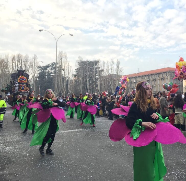 Carri e gruppi in maschera sfilano ad Alessandria. RadioGold racconta in diretta la sfilata di Carnevale