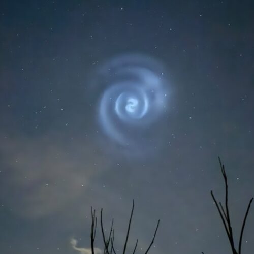 Spirale luminosa nel cielo della provincia: di cosa si tratta