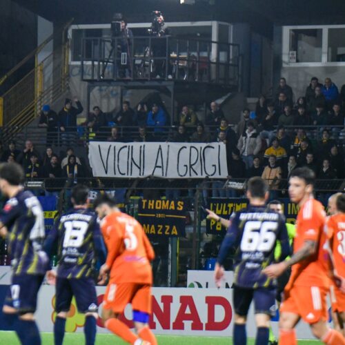 Anche gli Ultras del Trento ricordano “Geppo” con uno striscione: “Vicini ai Grigi”