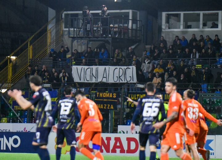 Anche gli Ultras del Trento ricordano “Geppo” con uno striscione: “Vicini ai Grigi”