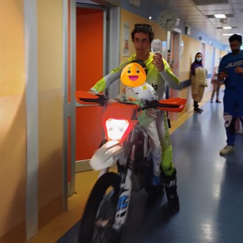 Una moto in corsia: il campione di Freestyle Vanni Oddera visita i piccoli pazienti dell’Ospedale Infantile