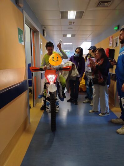 Una moto in corsia: il campione di Freestyle Vanni Oddera visita i piccoli pazienti dell’Ospedale Infantile