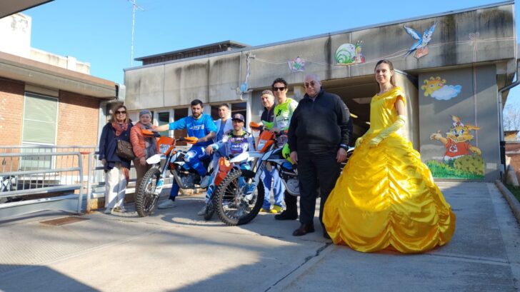 Una moto in corsia: il campione di Freestyle Vanni Oddera visita i piccoli pazienti dell’Ospedale Infantile