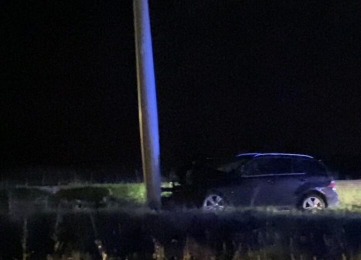 Auto fuori strada a Quattordio: palo pericolante e casello chiuso