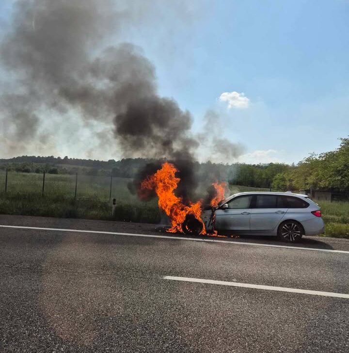 Si incendia auto sulla A26: traffico intenso verso Genova
