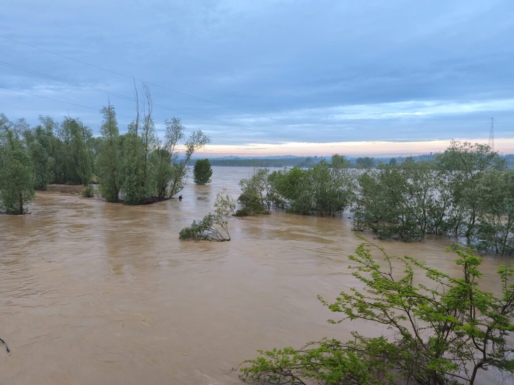Fiume Po ponte di ferro 18 aprile 2025
