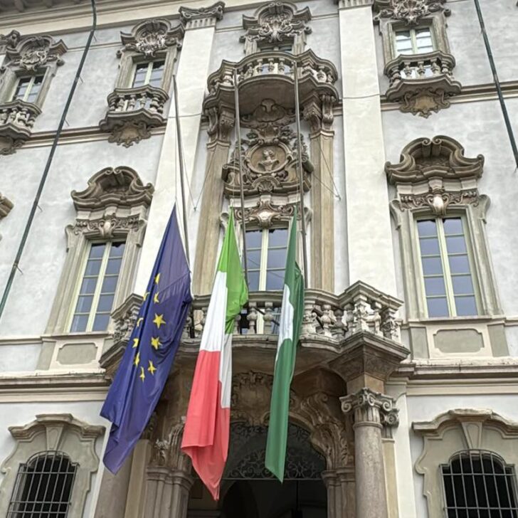 Bandiere a mezz’asta in Comune a Pavia per la scomparsa di Papa Francesco