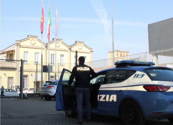Finisce la relazione: lui si dà fuoco e minaccia di morte la ex moglie: interviene la Polizia