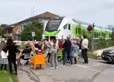 Davanti al passaggio a livello ad aspettare il treno: virale su TikTok la scena del “Ragazzo di campagna”