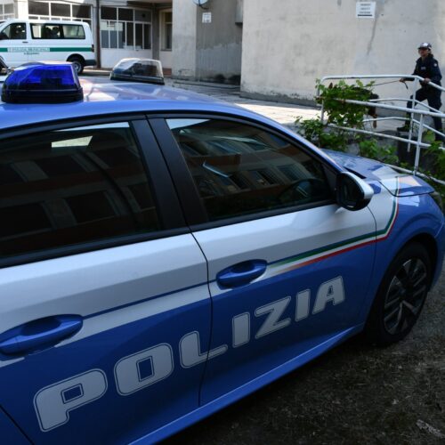 Hashish, un coltello e un tirapugni a scuola: segnalati tre ragazzi