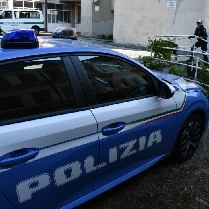 Hashish, un coltello e un tirapugni a scuola: segnalati tre ragazzi
