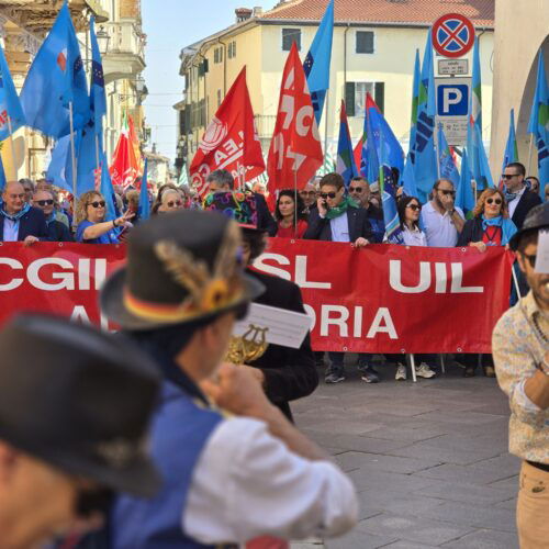 “Siamo il paese delle mille croci”: i sindacati riportano al centro i lavoratori e chiedono rispetto