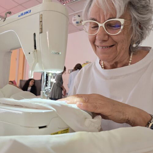 Ago e filo per unire competenze, passioni e amicizie, sognando una sartoria sociale