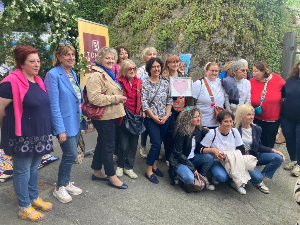 Tappeto ricami carpeneto contro violenza donne