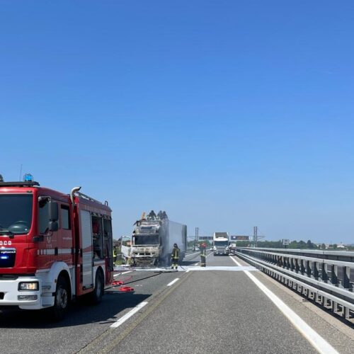 Torna normale il traffico sulla A21 dopo l’incendio del furgone