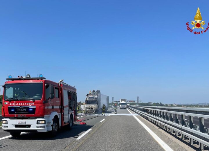 Torna normale il traffico sulla A21 dopo l’incendio del furgone