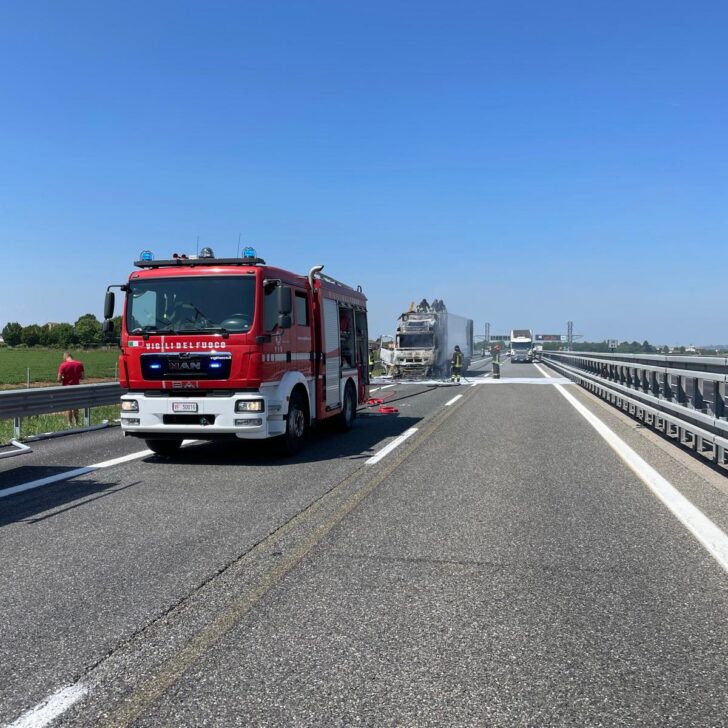 Mezzo in fiamme sulla A21: traffico tornato normale