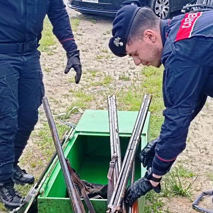 Carabinieri: recuperata cassaforte piena di armi in un bosco