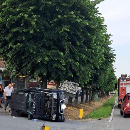 Auto si ribalta in centro a Strevi: ferita automobilista