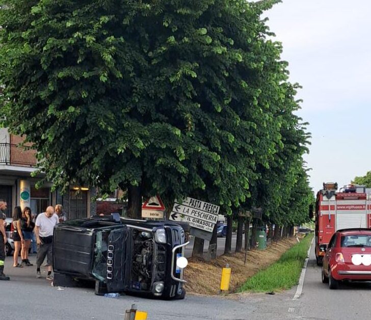 Auto si ribalta in centro a Strevi: ferita automobilista