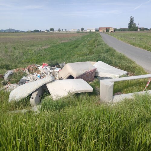 Materassi, divani e rifiuti abbandonati in via della Stortigliona ad Alessandria