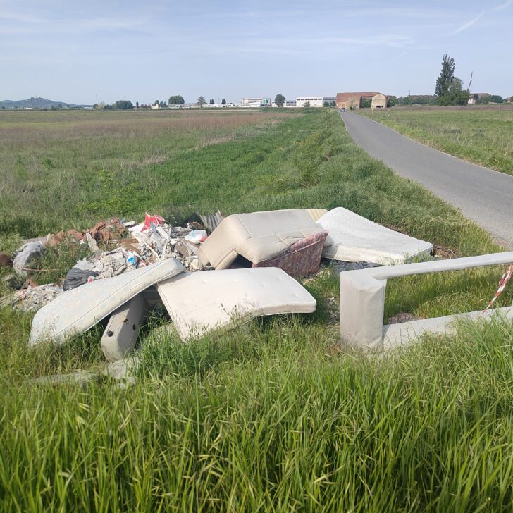Materassi, divani e rifiuti abbandonati in via della Stortigliona ad Alessandria