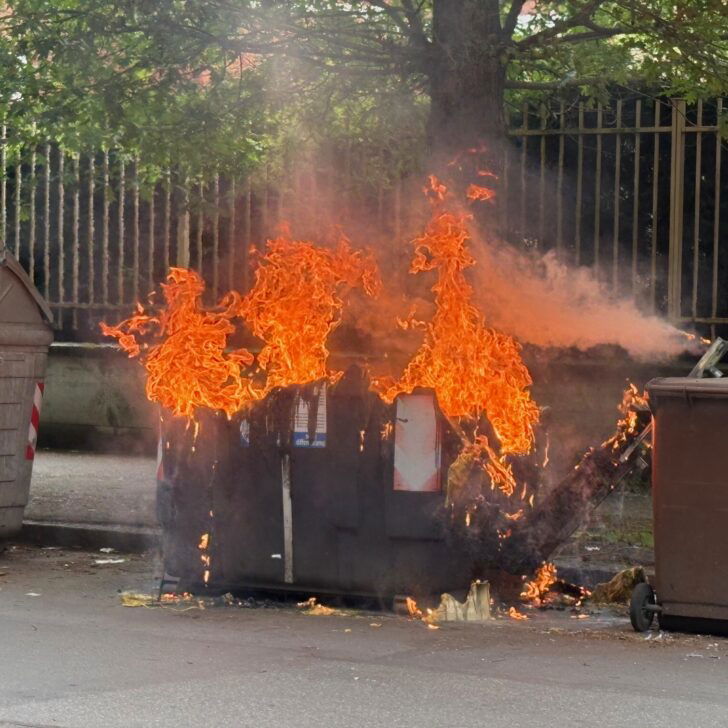 Cassonetto in fiamme in via Giuseppe di Vittorio ad Alessandria