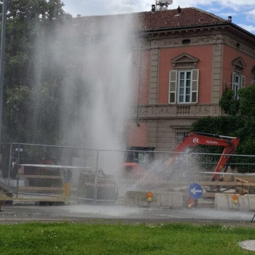 Rottura di un tubo in piazza Valfrè ad Alessandria: isolato senza acqua