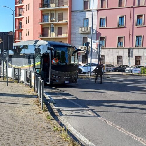 Bus in avaria alla rotonda della stazione: traffico rallentato