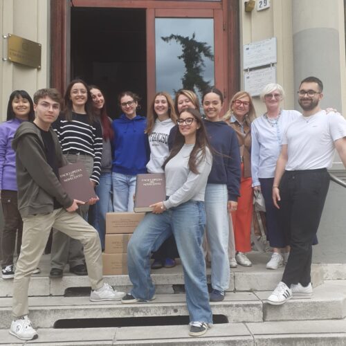 Figli e nipoti al Liceo classico Eco: l’Enciclopedia Treccani donata come segno di gratitudine