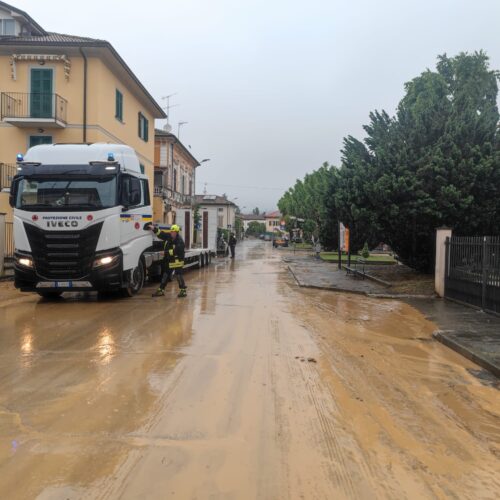 Valmadonna: Protezione civile al lavoro per togliere il fango