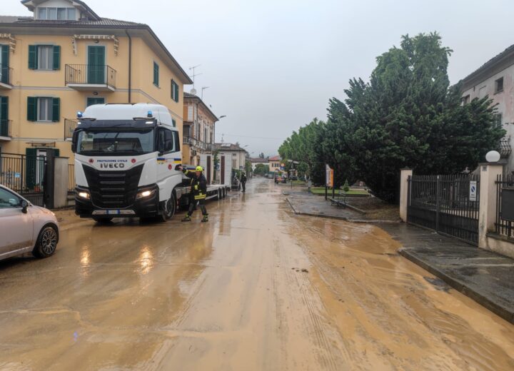 Valmadonna: Protezione civile al lavoro per togliere il fango
