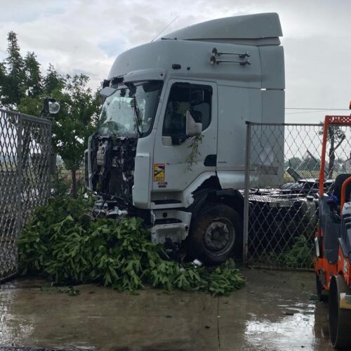 A Lobbi camion travolge la recinzione di un’abitazione