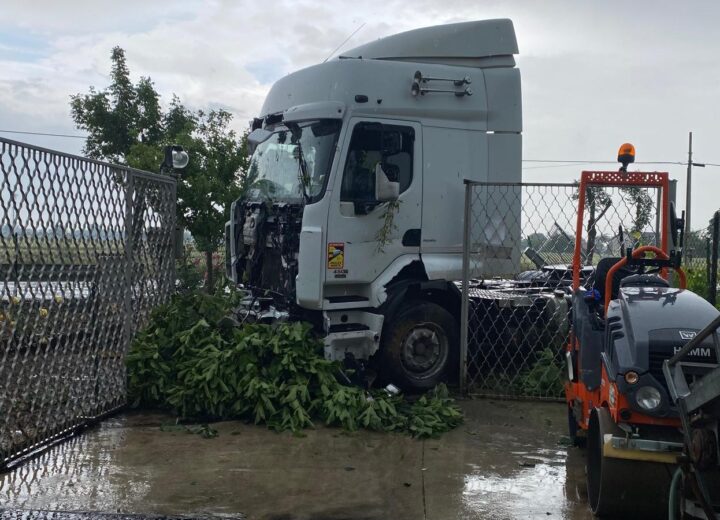 A Lobbi camion travolge la recinzione di un’abitazione