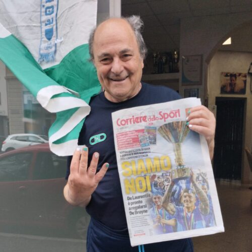 Ad Alessandria si festeggia ancora per lo scudetto del Napoli. L’orgoglio di Nello il parrucchiere