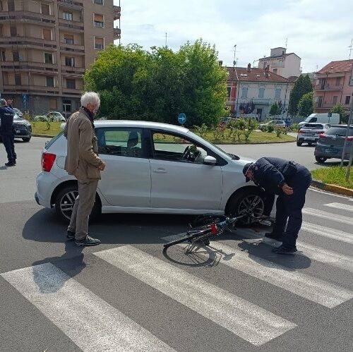 Incidente tra auto e bici in piazza Mentana. Traffico rallentato