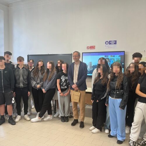 Dagli studenti del Liceo Eco la solidarietà dopo le scritte sui muri del Comune