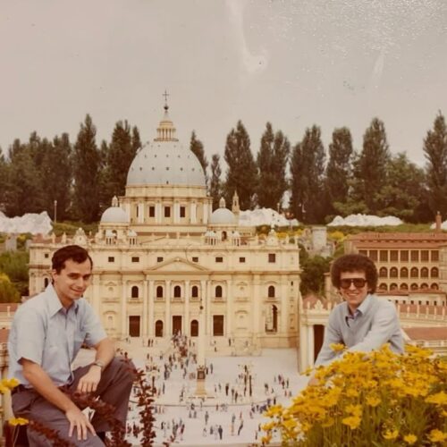Quando Papa Leone XIV posava davanti alla mini San Pietro negli anni ’70
