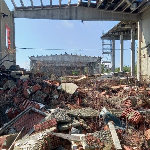 Smontaggio industriale trasforma ex stabilimento in una discarica abusiva