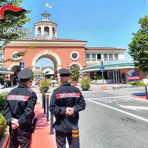 Controlli dei Carabinieri all’Outlet: uomo sorpreso con tre smartphone rubati
