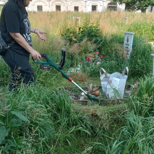 Cimiteri: cittadini con decespugliatore per ridare dignità alle tombe. Altri propongono: “Ci pensiamo noi”
