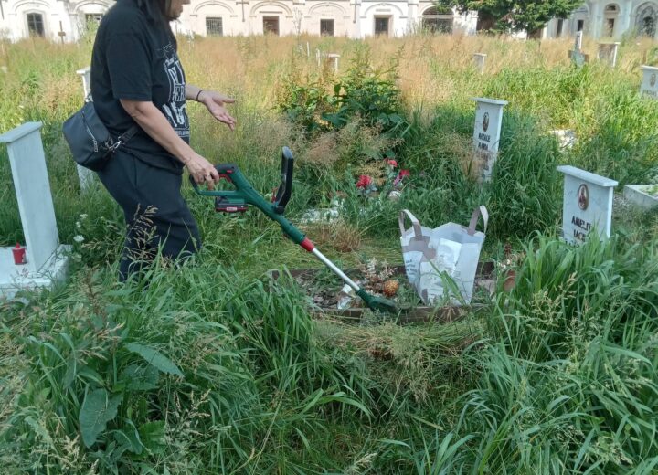 Cimiteri: cittadini con decespugliatore per ridare dignità alle tombe. Altri propongono: “Ci pensiamo noi”