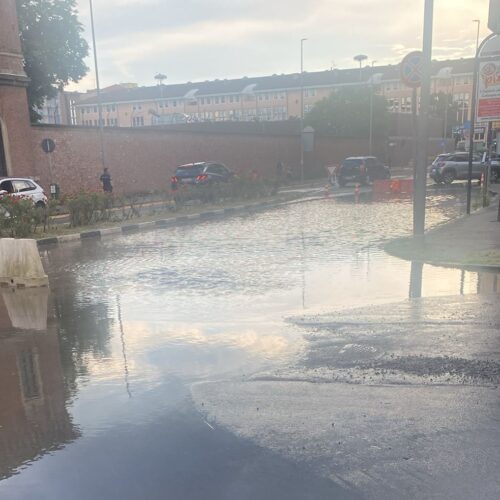 Rottura tubo in piazza Valfré, Comune Alessandria: “Ripristino acqua entro la tarda mattinata di venerdì”