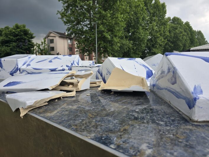 Nuovamente danneggiata l’opera per il trentennale dell’Alluvione del 1994